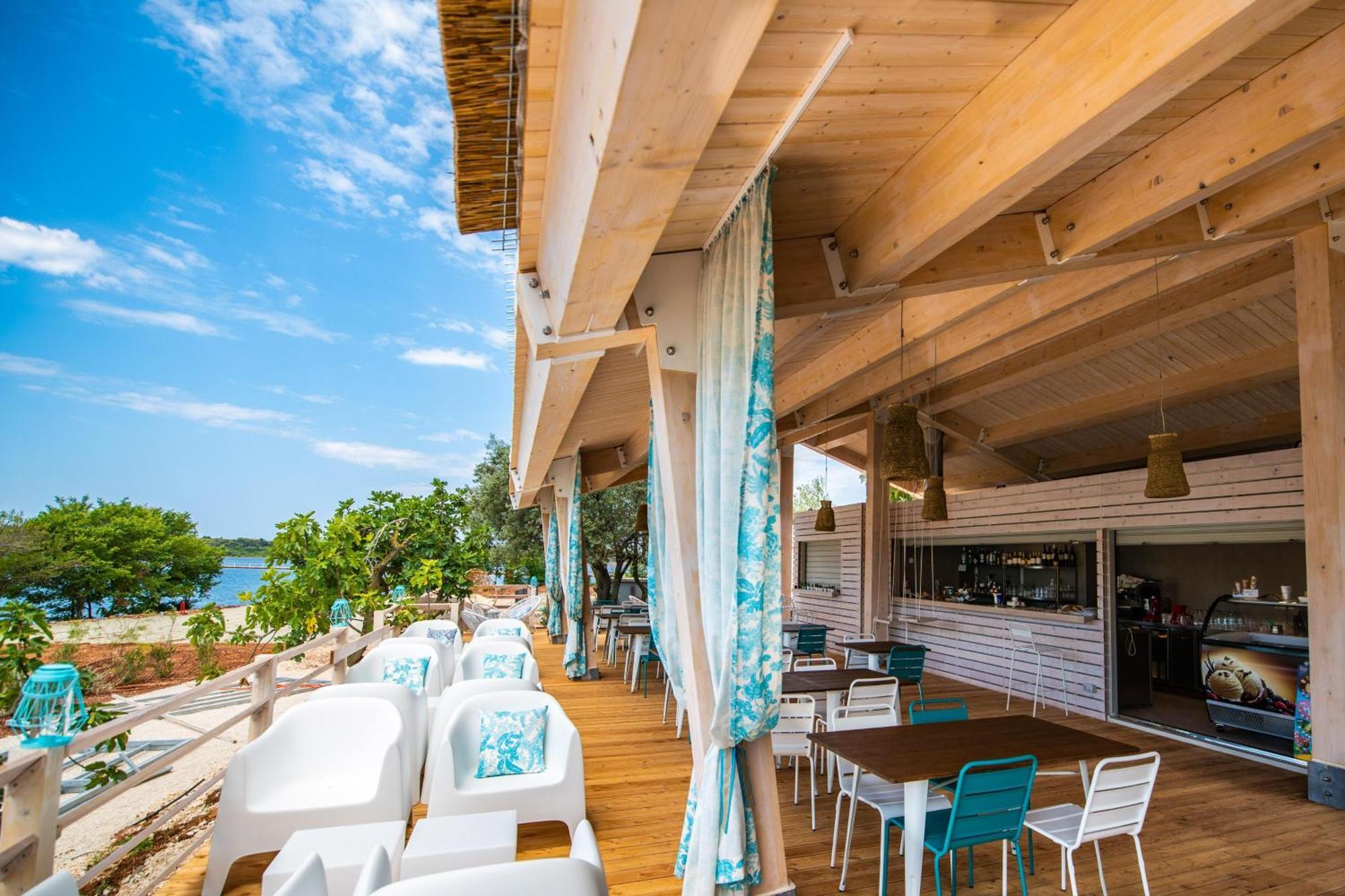 Arena One 99 Glamping Hotel Pomer Exterior photo