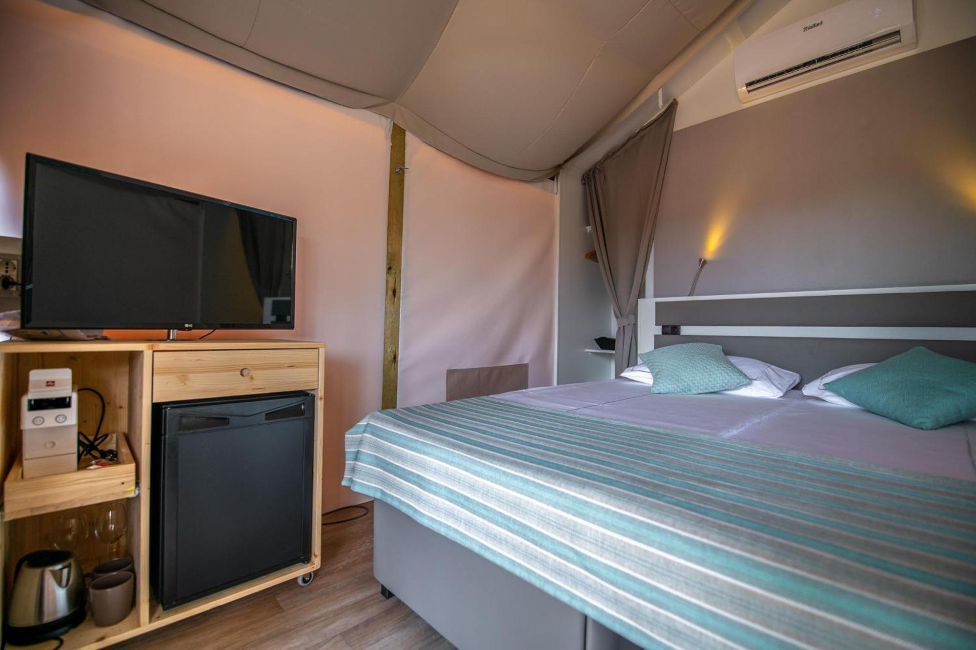 Arena One 99 Glamping Hotel Pomer Exterior photo