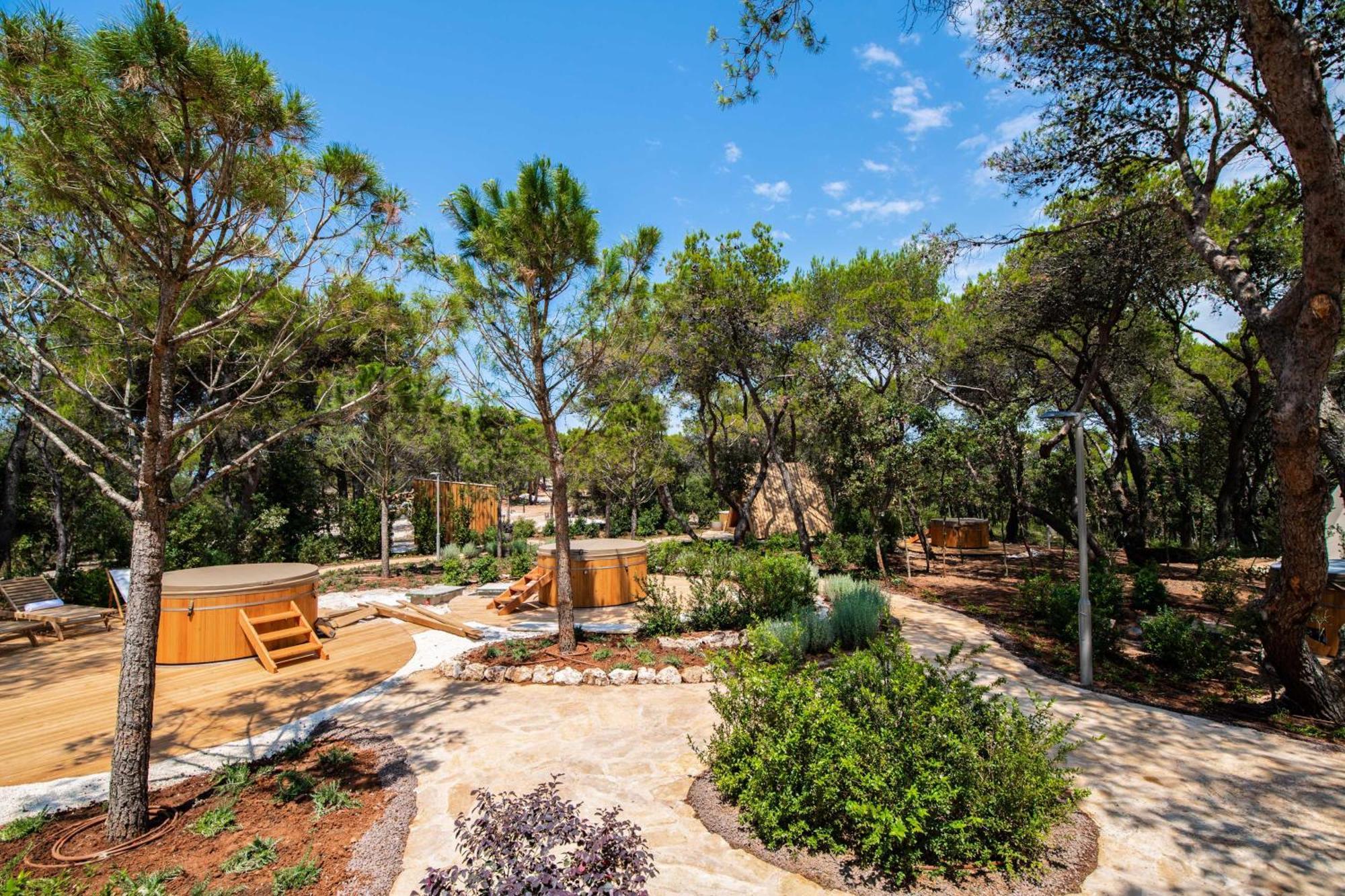 Arena One 99 Glamping Hotel Pomer Exterior photo
