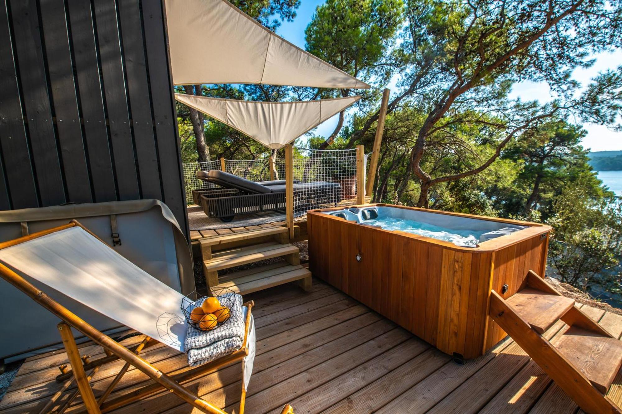 Arena One 99 Glamping Hotel Pomer Exterior photo